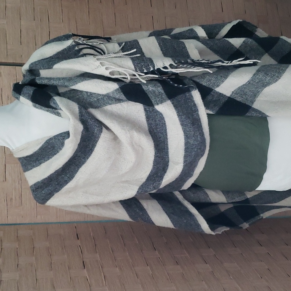 Banana Republic wrap/poncho - Picture 2 of 7
